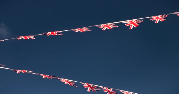 Union Jack Bandeiras Contra Céu Azul Inglaterra Grã Bretanha — Vídeo de Stock