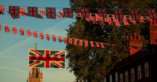 イギリス バッキンガムシャー州マーロウの通りにある家から飛んでくるユニオンジャックの旗 — ストック動画