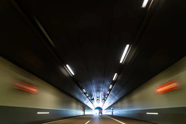 交通卡车和汽车在隧道公路上的运动模糊了照片 — 图库照片