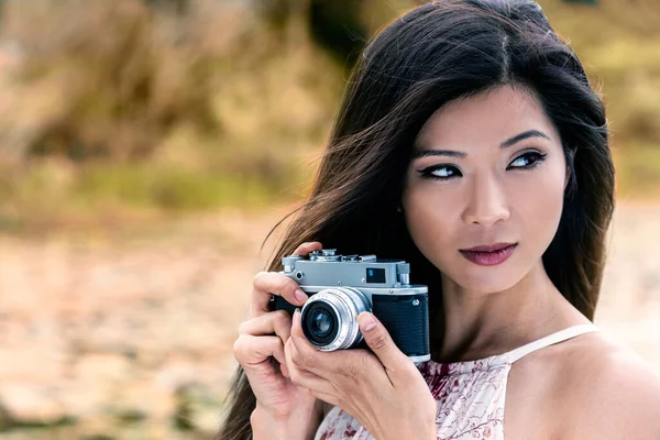 Asyalı Güzel Bir Çinli Kızın Yeşil Bir Ortamda Elbise Giyen — Stok fotoğraf