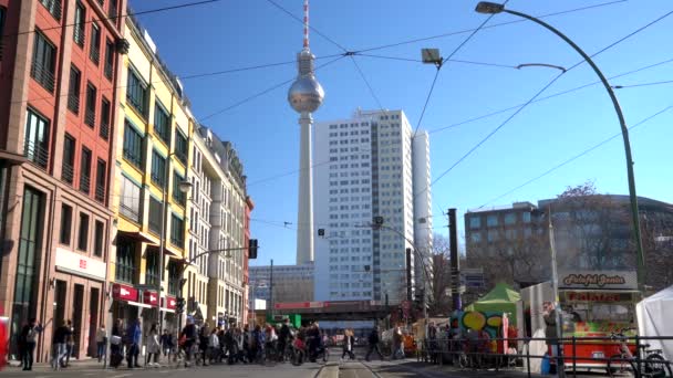 2019年2月16日ドイツ ベルリン ベルリンのベルリン テレビ塔近くのハッケンシャー市場を横断する歩行者 — ストック動画