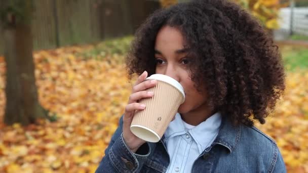 Vacker Blandras Afroamerikansk Flicka Tonåring Ung Kvinna Bär Blå Denim — Stockvideo