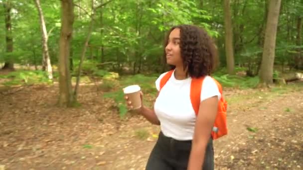 Nastolatki Mieszane Rasy Afroamerykanka Młoda Kobieta Wędrówki Pomarańczowym Plecakiem Inteligentny — Wideo stockowe