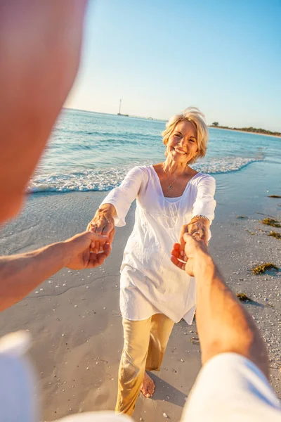 快乐的老退休老人夫妇手牵手跳舞 在清澈蓝天的荒芜热带海滩上手牵手 — 图库照片