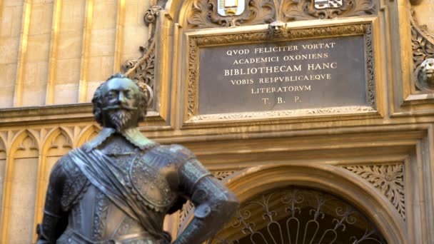 Bodleian Library Февраля 2019 Статуя Уильяма Герберта Графа Пембрука Основателя — стоковое видео