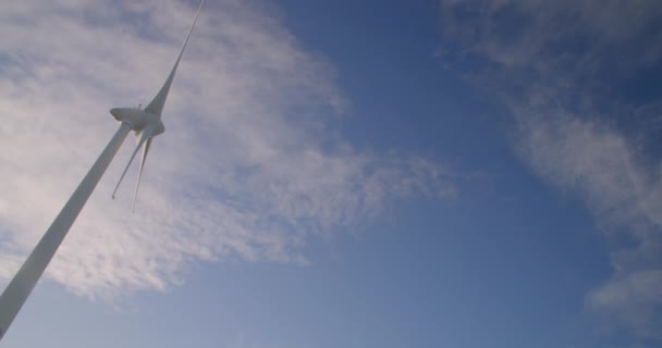 风力涡轮机风车在乌云密布的蓝天中转弯 — 图库视频影像