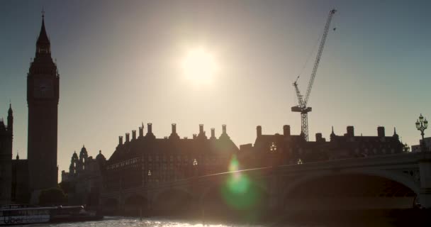 2022年6月22日在英国伦敦伦敦议会大厦和大本钟前泰晤士河上的Uber河出租汽车船 — 图库视频影像