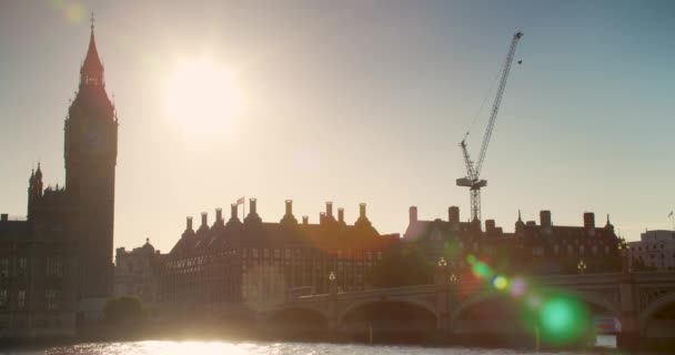 Menschen Und Rote Busse Überqueren Die Westminster Bridge Bei Sonnenuntergang — Stockvideo