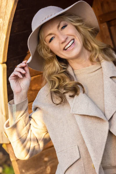 Ελκυστική Χαρούμενη Χαμογελαστή Μοντέρνα Μεσήλικη Γυναίκα Έξω Φορώντας Καπέλο — Φωτογραφία Αρχείου