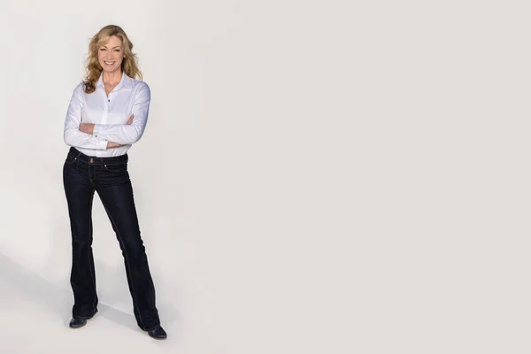 Attraktive Glücklich Lächelnde Frau Mittleren Alters Trägt Blaue Jeans Und — Stockfoto