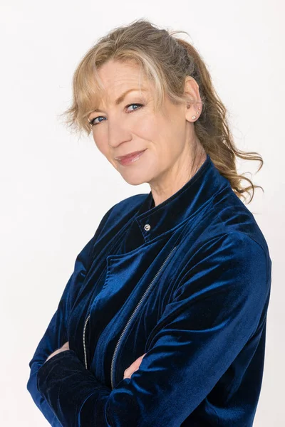 Attraktive Glücklich Lächelnde Frau Mittleren Alters Trägt Ein Blaues Samtjacke — Stockfoto