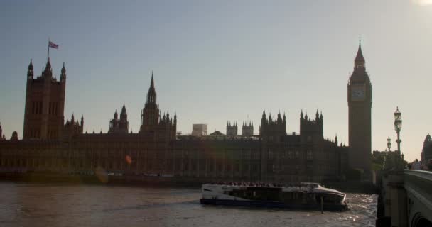 Лондон Англия Июня 2022 Лодка Реке Тэймс Вестминстерским Мостом Биг — стоковое видео