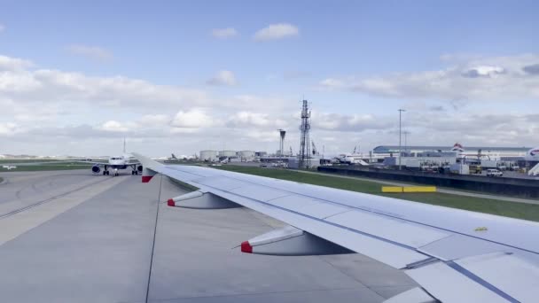 Марта 2023 Года Видео Самолетов British Airways Перроне Взлетно Посадочной — стоковое видео