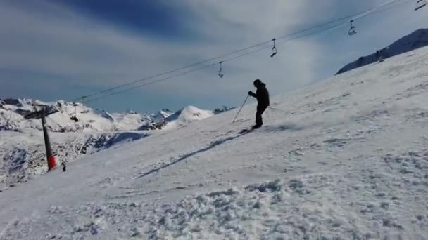 Pria Pemain Ski Berpakaian Hitam Pria Bermain Ski Menuruni Sebuah — Stok Video