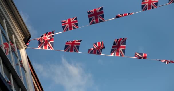 Vlajky Union Jack Vlály Domů Ulicích Anglie Velké Británii Zpomalený — Stock video