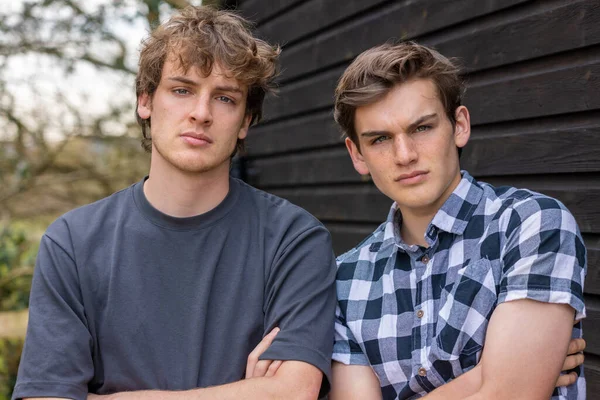 Dos Guapos Adolescentes Reflexivos Adolescentes Varones Adolescentes Hombres Jóvenes Adultos —  Fotos de Stock