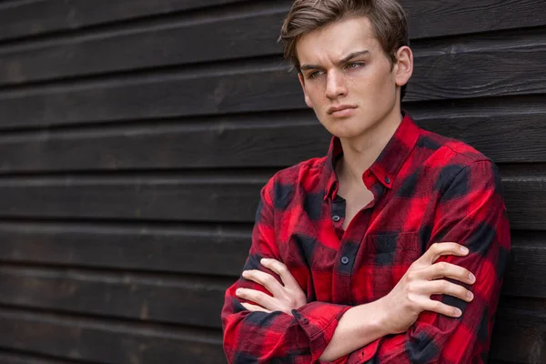 Yakışıklı Üzgün Depresif Düşünceli Genç Erkek Genç Yetişkin Kırmızı Siyah — Stok fotoğraf