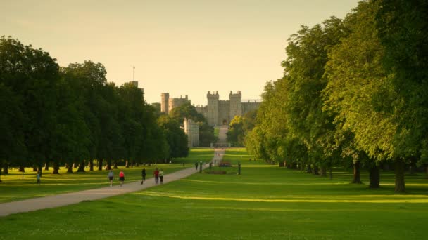 Windsor Castle Windsor England Vereinigtes Königreich Juli 2021 Abendspaziergänger Auf — Stockvideo