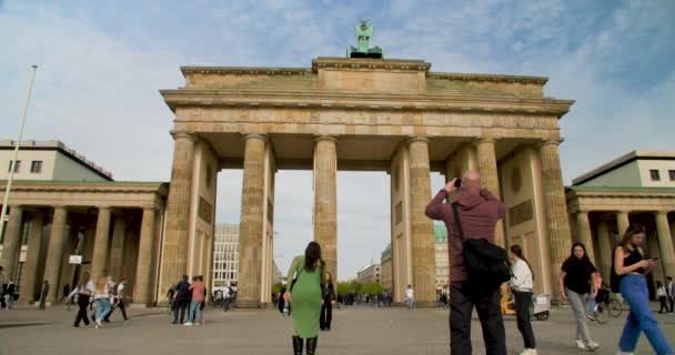 Brandenburg Gate Berlijn Duitsland Mei 2023 Mensen Toeristen Die Overdag — Stockvideo