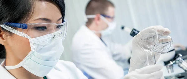 과학자 연구가 의사등 아시아 여성들 자신의 동료와 실험실이나 실험실에서 시험관 — 스톡 사진
