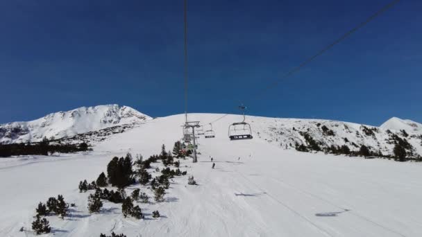 Video Clip Four Person Ski Chair Lift Going Mountain Pistes — Stock Video