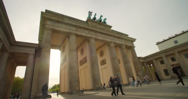 ブランデンブルク門 プラッツ広場 ベルリン ドイツ4 5月2023 人々との日没 自転車での観光客パーザー広場に太陽が沈むブランデンブルク門 — ストック動画