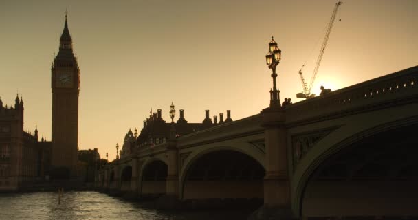 People Crossing Westminster Bridge Sunset Big Ben Houses Parliament London — Stockvideo