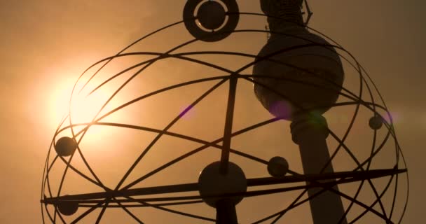 日落时的世界时钟和柏林Fernsehturm电视塔 德国柏林Alexanderplatz — 图库视频影像