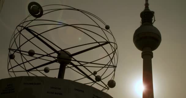 世界时钟和柏林Fernsehturm电视塔后面的日落黄昏Alexanderplatz 德国柏林 — 图库视频影像
