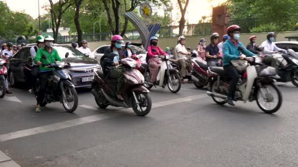 ベトナムホーチミン市のストリートにあるバイクと人々 エイプリル社2018年11月 ベトナムのホーチミン市のストリートにあるスクーター モード オートバイ — ストック動画