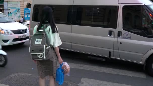 Girl Pedestrian Crossing Streets Chi Minh City Saigon Vietnam April — Stockvideo