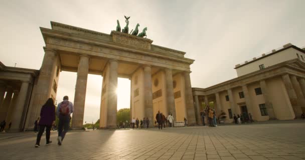Brandenburg Gate Pariser Platz Berlin Γερμανια Μαϊου 2023 Άνθρωποι Τουρίστες — Αρχείο Βίντεο