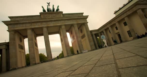 Puerta Brandenburgo Pariser Platz Berlín Alemania Mayo 2023 Clip Ángulo — Vídeo de stock