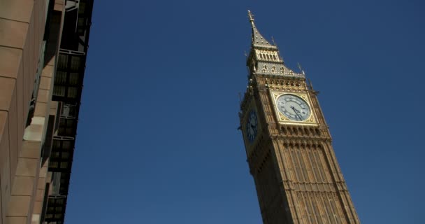 Big Ben Σπίτια Του Κοινοβουλίου Έναν Γαλάζιο Ουρανό Καλοκαίρι Λονδίνο — Αρχείο Βίντεο