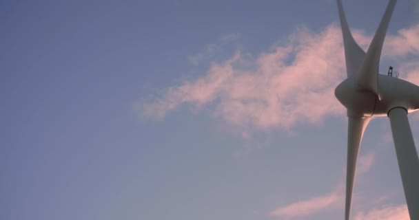 Ветряная Мельница Вращается Голубом Небе Быстро Движущимися Розовыми Облаками — стоковое видео