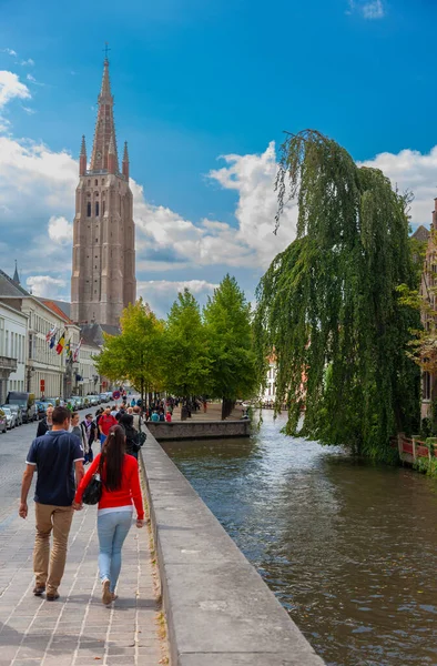 Bruges Bélgica Agosto 2014 Turistas Casal Romântico Caminhando Pelo Canal — Fotografia de Stock