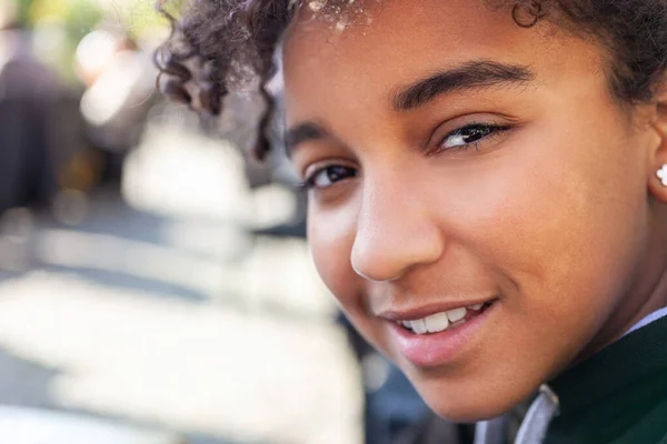 Odkryty Portret Piękny Szczęśliwy Mieszane Rasy Biracial Afroamerykanka Dziewczyna Nastolatka Zdjęcie Stockowe