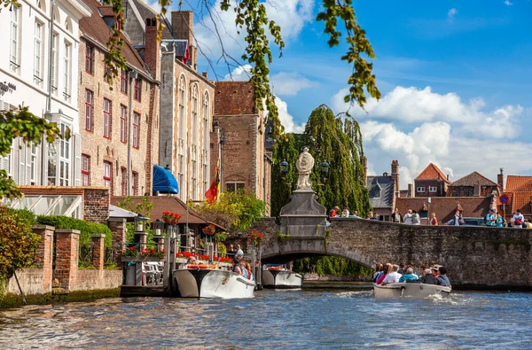 Bruges Flandres Bélgica Agosto 2014 Turistas Passeio Barco Canal Brugge — Fotografia de Stock