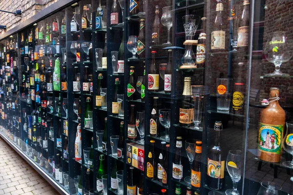 Brugia Brugia Belgia Sierpnia 2014 Ściana Belgijskich Piw Butelek Kieliszków Obraz Stockowy