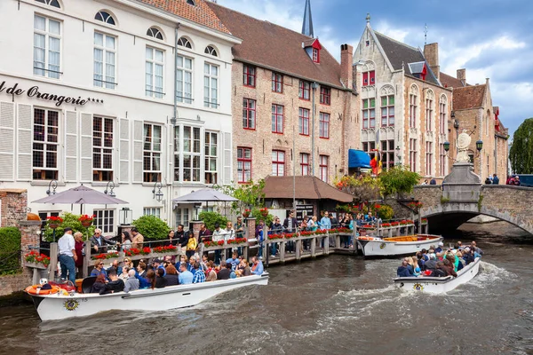 Bruges Belgique Août 2014 Des Touristes Excursion Bateau Sur Canal Image En Vente