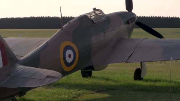 第二次世界大戦のイギリス ホーカー ハリケーン戦闘機が草の滑走路に駐車した — ストック動画