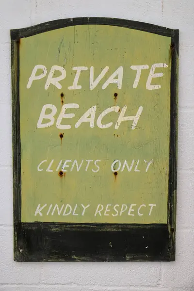 Stary Znak Rozkładu Opuszczonej Prywatnej Plaży Hotelowej Obraz Stockowy