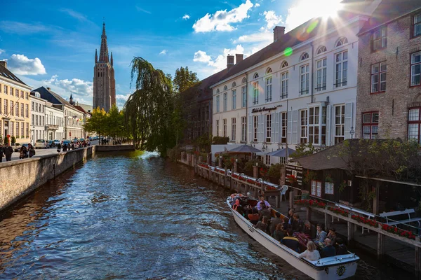 Bruges Belgique Août 2014 Des Touristes Excursion Bateau Sur Canal Images De Stock Libres De Droits