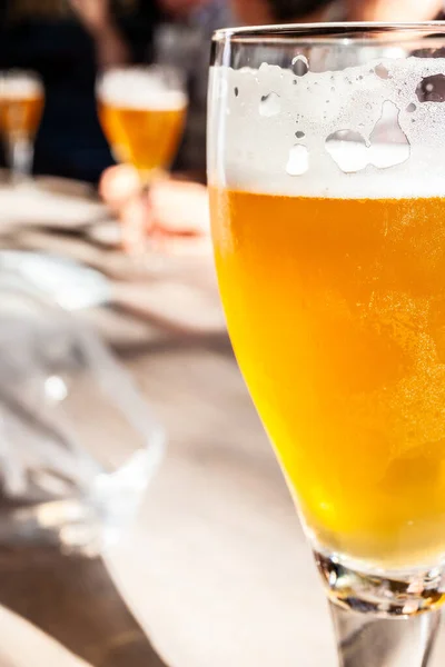 Gros Plan Sur Verre Bière Les Gens Qui Boivent Dans Photo De Stock