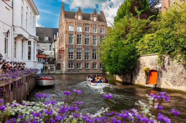 Brugge België Augustus 2014 Toeristen Een Sightseeing Boottocht Het Bruggese Stockfoto
