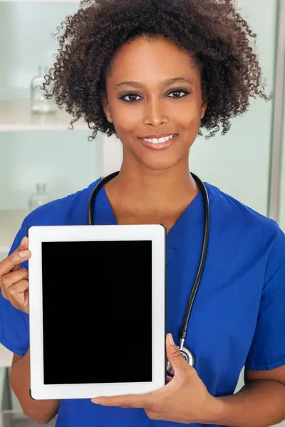Fekete Afro Amerikai Női Orvos Kezében Egy Üres Tabletta Számítógép Stock Fotó