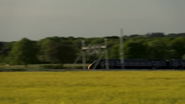 Беркшир Англия Апреля 2020 Года Фотография Поезда Gwr Проезжающего Поле — стоковое видео