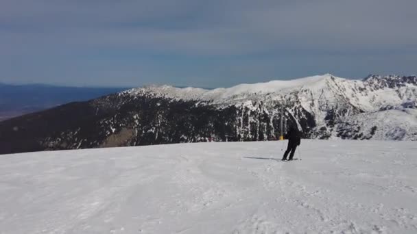 身穿黑色衣服的男子滑雪者 滑过雪地堆积如山的雪地 或滑落在4K的雪地上 — 图库视频影像