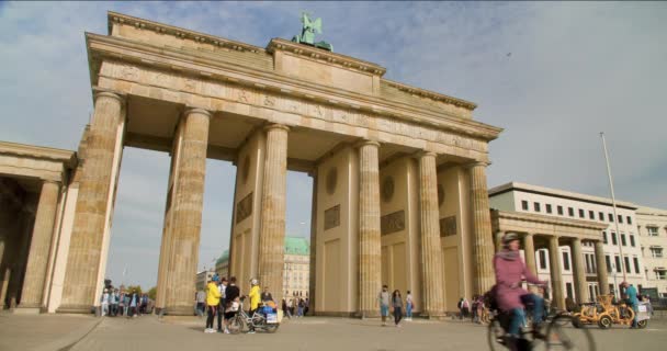 ブランデンブルク門 ベルリン ドイツ4 5月2023 自転車での観光客太陽がパリジャー プラッツ ベルリン ドイツに沈む夕日のブランデンブルク門 — ストック動画