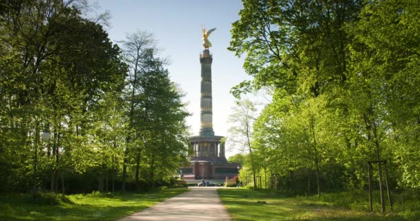 胜利纵队或Siegessaule 从德国柏林的蒂尔加滕公园观看 — 图库视频影像